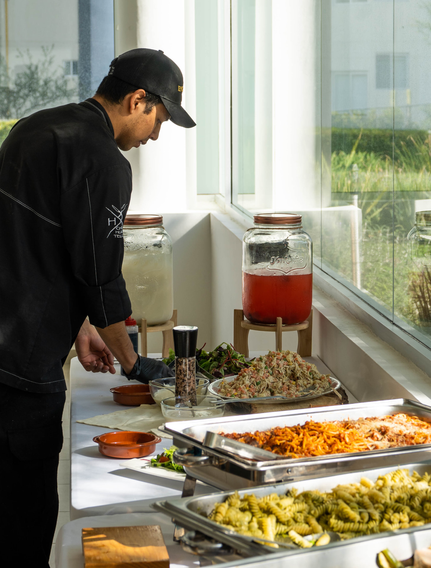 Personal de Olives Catering montando el buffet con platillos para un evento corporativo